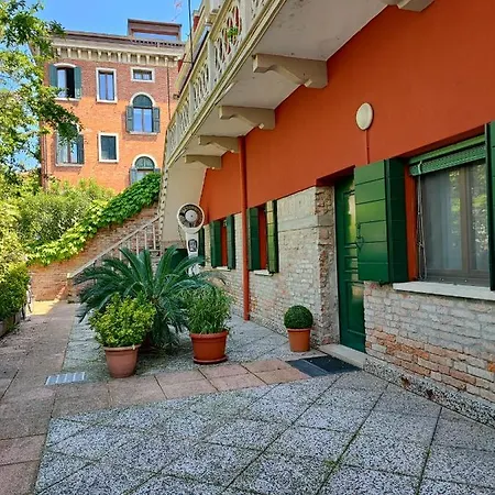 Leo's House With Garden Apartman