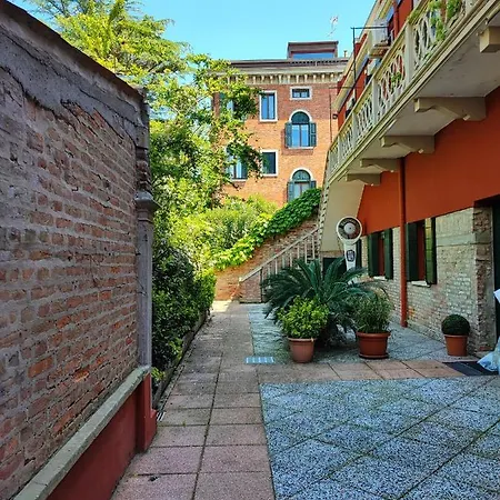 Leo's House With Garden Apartman