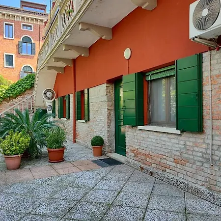 Apartman Leo's House With Garden *