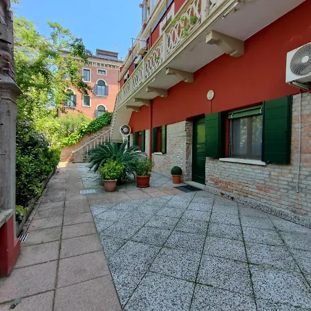 Apartman Leo's House With Garden *
